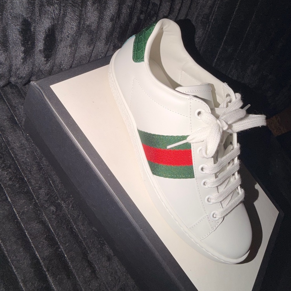 Gucci White Sneakers with Green and Red Stripes - Picture 2 of 5